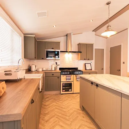 Hemingway With Hot Tub York