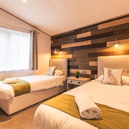 Hemingway With Hot Tub Lodge York